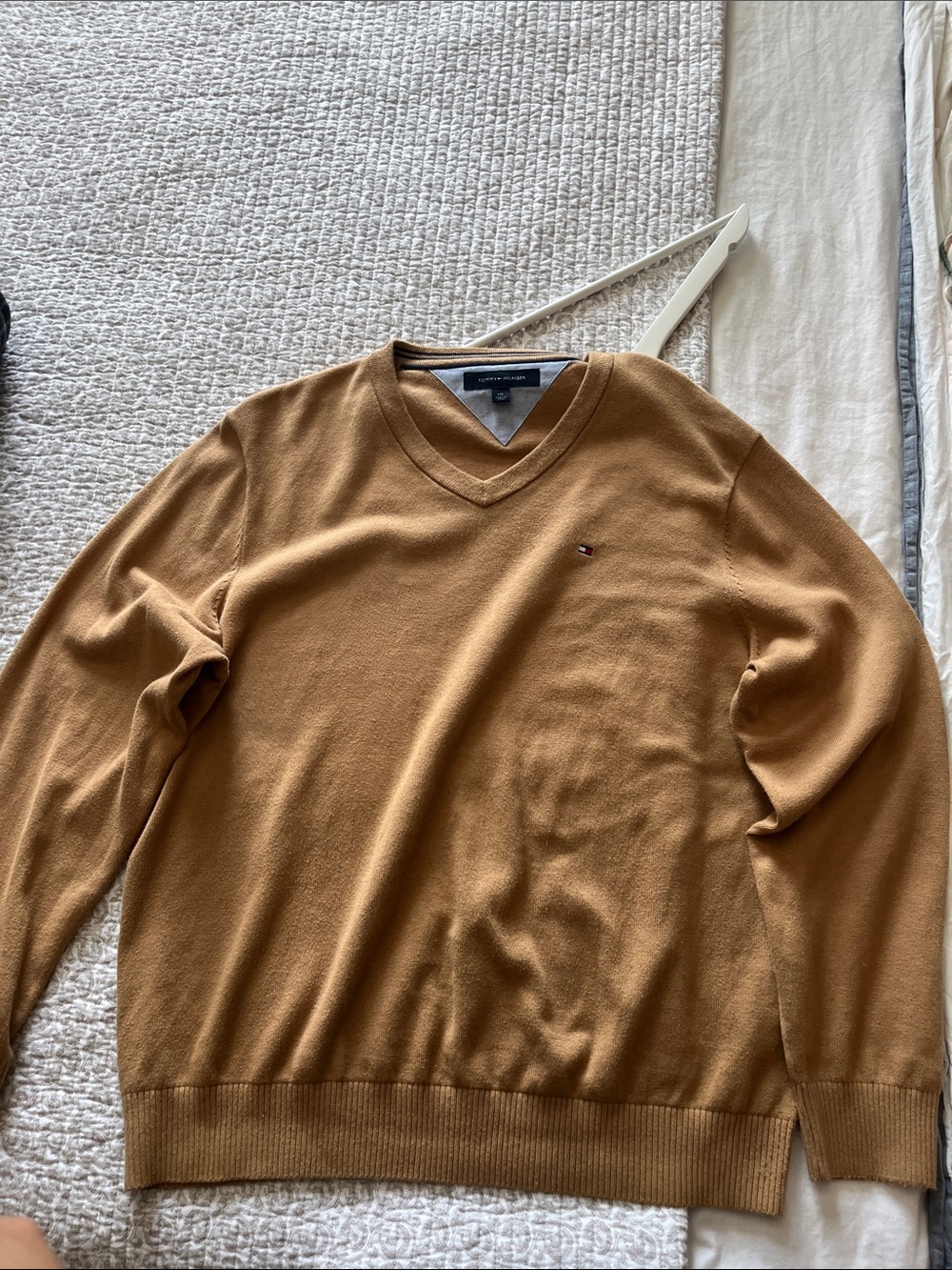 Tommy Hilfiger Men's V-Neck Sweater in Camel Brown